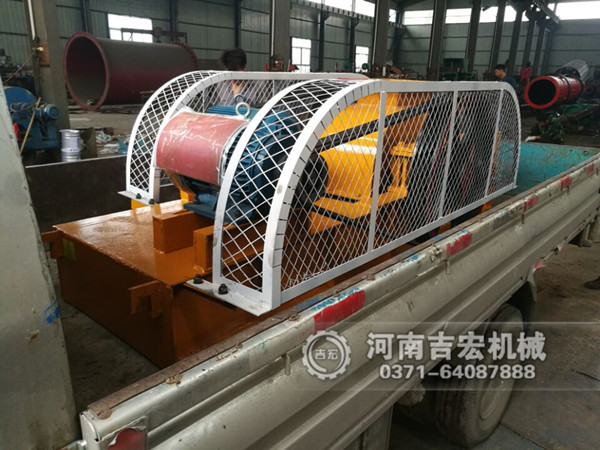  200&times;450對輥破碎機發往貴州_破碎石英砂